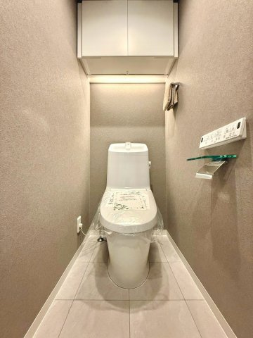 ライオンズガーデンヒルズ上大岡のトイレ|シンプルで無駄のないデザインが印象的なトイレ空間。清掃性にも優れ、日々気持ちよくお使いいただけます。