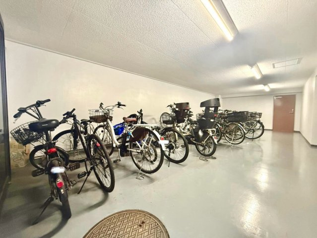 ライオンズガーデンヒルズ上大岡の駐輪場|室内の駐輪場です。