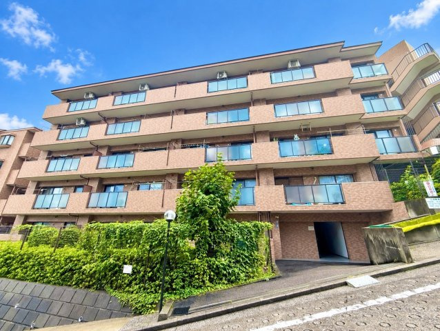 ライオンズガーデンヒルズ上大岡の外観|ライオンズガーデンヒルズ上大岡は、8階建てのタイル貼りで、エントランスにはオートロック、宅配ロッカーが設置され、他に集会室が設けられています。