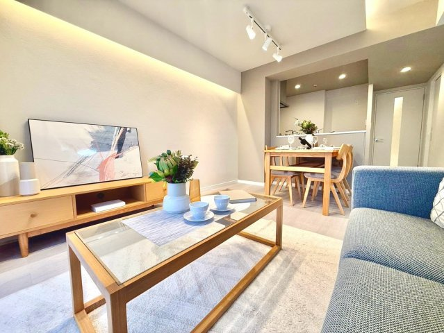 ライオンズガーデンヒルズ上大岡の居間・リビング|上質なフローリングが印象的なリビング空間。落ち着いた色調がインテリアを引き立て、洗練された住まいを演出します。