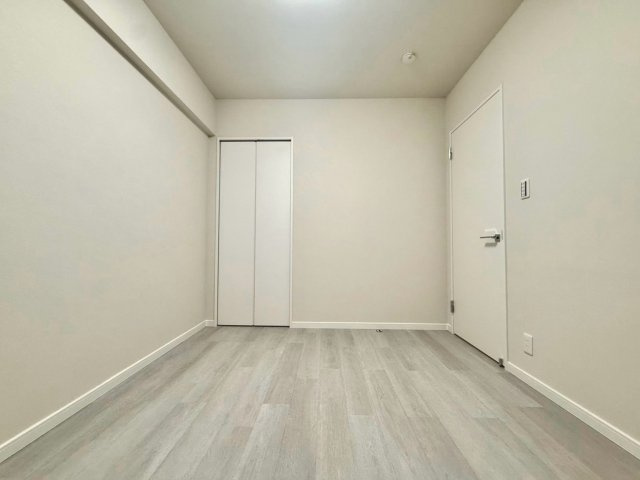 ライオンズガーデンヒルズ上大岡の洋室|シンプルな設計で家具配置がしやすく、ライフスタイルに合わせた自由な空間づくりが可能です。