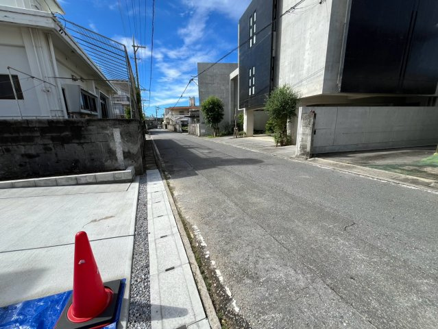 読谷村高志保新築戸建て　1号棟（全2棟）の前面道路含む現地写真