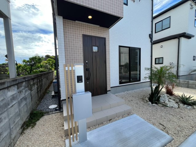 読谷村高志保新築戸建て　1号棟（全2棟）のエントランス