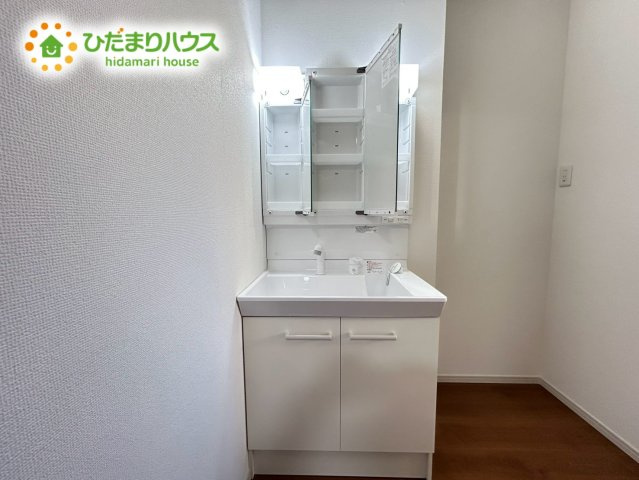 上尾市本町2期　新築戸建　01の独立洗面台