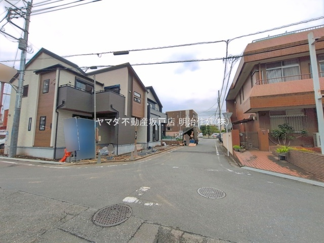 坂戸市関間4丁目　新築戸建の前面道路含む現地写真