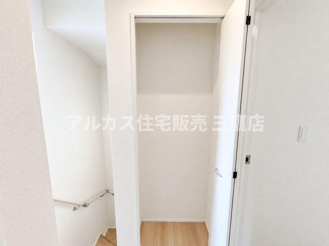 【内覧動画公開中！】三鷹市上連雀7丁目 中央線 三鷹駅 新築戸建の収納|階段横のデッドスペースを有効活用し、日用品のストックや掃除用具の保管に宝重する使い勝手の良い収納スペースです。