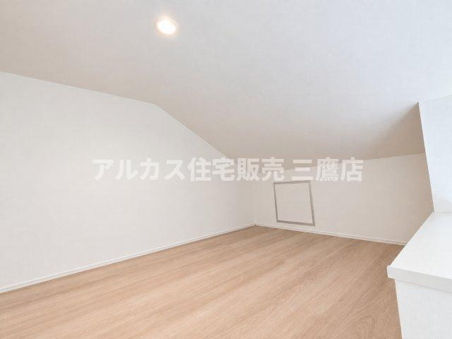 【内覧動画公開中！】三鷹市上連雀7丁目 中央線 三鷹駅 新築戸建の収納|季節物の家具や衣類、趣味の道具などをまとめて収納できる、ゆとりある広さを備えた固定階段付きの小屋裏収納です。