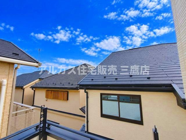 【内覧動画公開中！】三鷹市上連雀7丁目 中央線 三鷹駅 新築戸建の展望|青空が爽やかに広がり、心地よい風と陽光をしっかり感じられる開放感あふれるバルコニーからのロケーションです。  