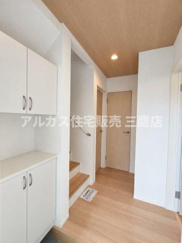 【内覧動画公開中！】三鷹市上連雀7丁目 中央線 三鷹駅 新築戸建の玄関|上下分けタイプのシューズボックスにより、カウンターへ小物を飾ったり鍵を置いたりと実用的に活用できる明るい玄関スペースです。