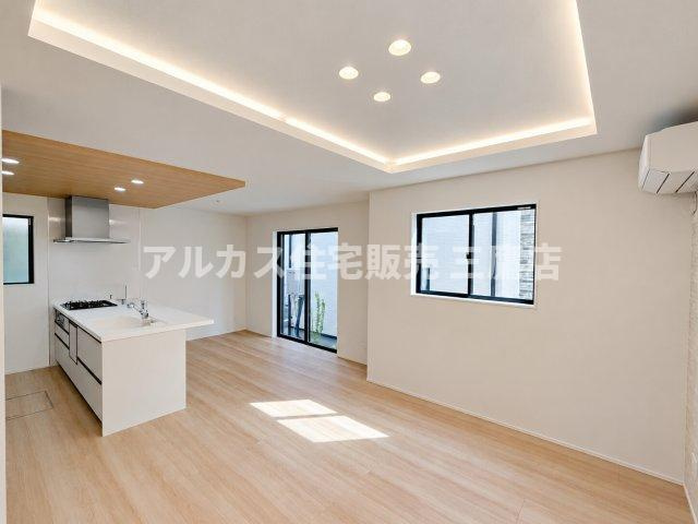 【内覧動画公開中！】三鷹市上連雀7丁目 中央線 三鷹駅 新築戸建の居間・リビング|自然光が豊かに差し込む明るい室内で、木目のぬくもりと洗練された照明計画が調和する大空間です。  