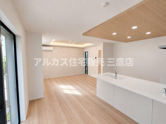 【内覧動画公開中！】三鷹市上連雀7丁目 中央線 三鷹駅 新築戸建の居間・リビング|キッチン側から奥のアクセントクロス壁まで視線が心地よく抜け、奥行きとゆとりを感じられるレイアウトです。