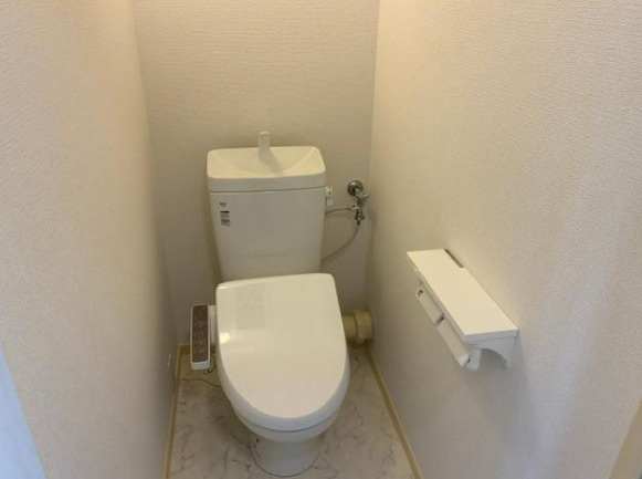 枚方ハイツ7号棟のトイレ|温水洗浄便座
■物件内覧・資金計画相談・住宅ローン相談、リフォーム相談、お問合せ受付中■
※当日・翌日のご内覧、ご相談はお電話でのお問合せがスムーズです！