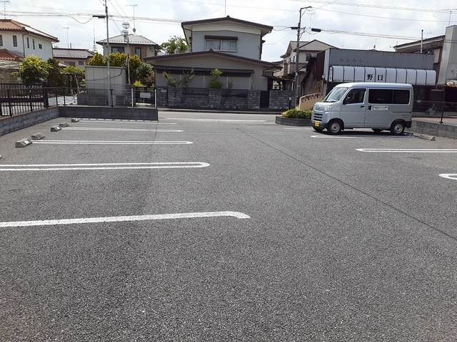 セレーノ　メゾンの駐車場