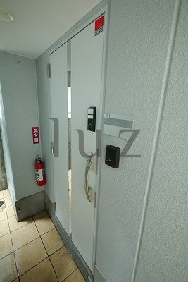 リブリカーサ横浜三ッ沢の玄関