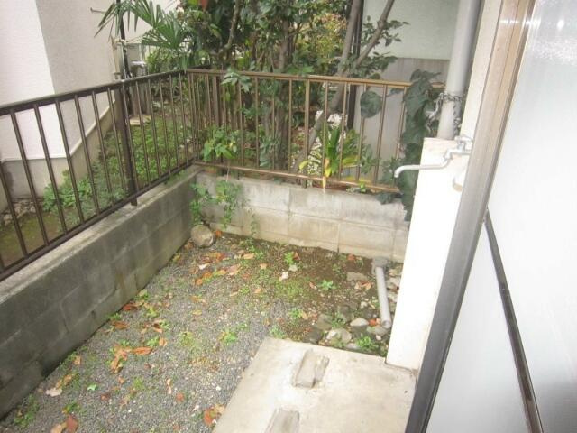 川崎市多摩区菅５丁目のアパートの庭