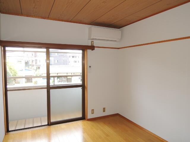 川崎市多摩区菅馬場１丁目のアパートの居間・リビング