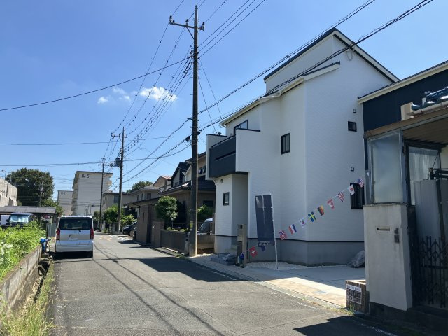 坂戸市伊豆の山町7期　新築戸建の前面道路含む現地写真