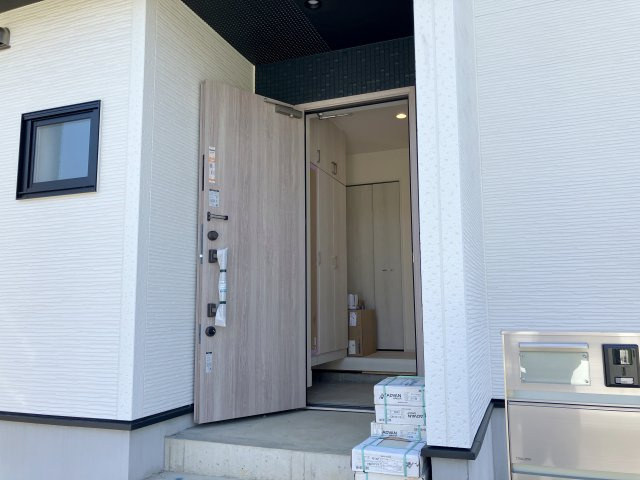 坂戸市伊豆の山町7期　新築戸建の玄関