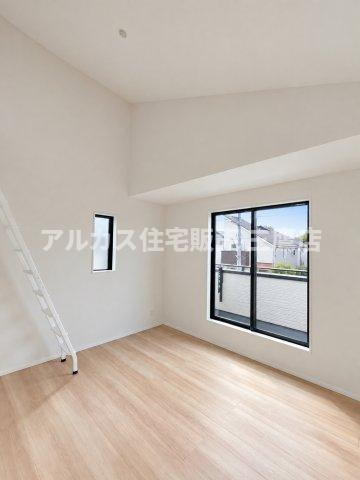 【内覧動画公開中！】三鷹市上連雀7丁目 中央線 三鷹駅 新築戸建の洋室|ロフト空間へアクセスできるハシゴと高い天井が魅力の洋室。立体的な空間利用が可能です。