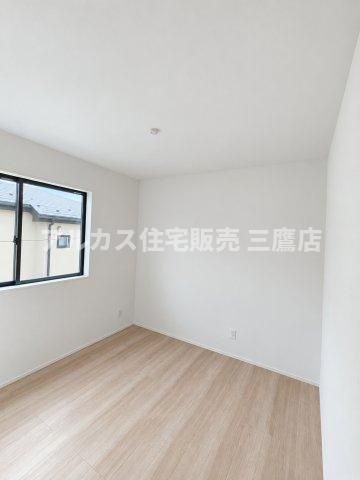 【内覧動画公開中！】三鷹市上連雀7丁目 中央線 三鷹駅 新築戸建の洋室|広々とした壁面があり、インテリアの自由度が高いシンプルな居室空間です。