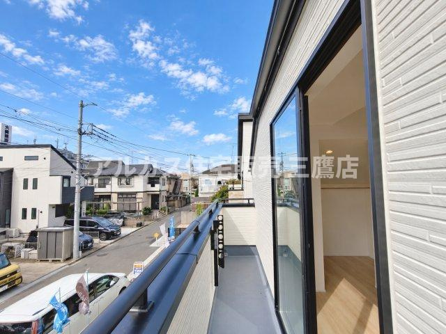 【内覧動画公開中！】三鷹市上連雀7丁目 中央線 三鷹駅 新築戸建のバルコニー|洋室から直接出入りできるバルコニー。洗濯物を干すスペースとしても重宝します。 