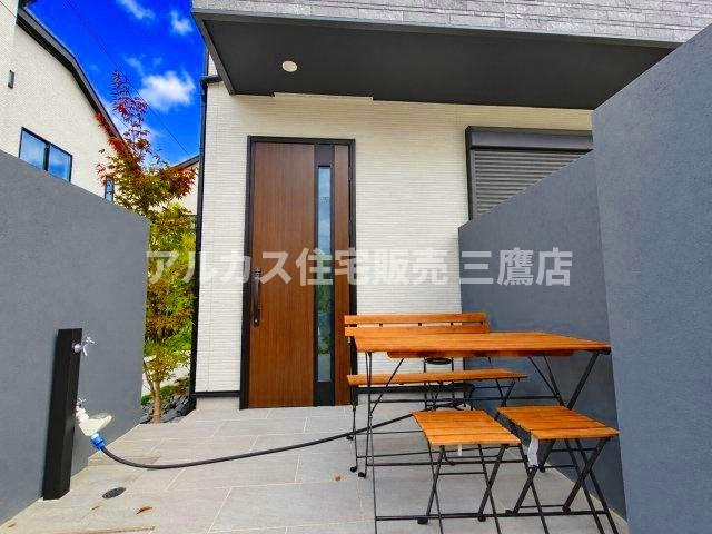 【内覧動画公開中！】三鷹市上連雀7丁目 中央線 三鷹駅 新築戸建のエントランス|落ち着いた木目調の玄関ドアとグレーの壁面がスタイリッシュな玄関ポーチ。水栓も備わっており、お散歩後の足洗いや掃除にも便利です。

※家具・調度品等は販売対象外です。