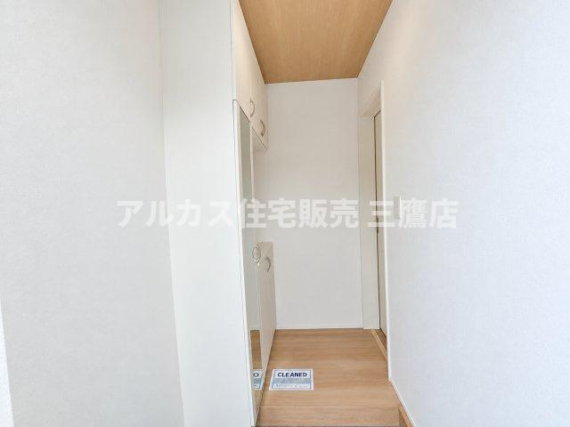 【内覧動画公開中！】三鷹市上連雀7丁目 中央線 三鷹駅 新築戸建の玄関|木目調の天井がアクセントになった明るい玄関ホール。白を基調とした壁面とナチュラルな木目床が心地よい空間を作り出しています。