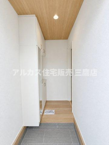 【内覧動画公開中！】三鷹市上連雀7丁目 中央線 三鷹駅 新築戸建の玄関|シックなグレーのタイル床と温かみのある天井デザインが目を引く玄関スペース。大型のシューズボックスを備えており、玄関まわりをすっきりと保てます。