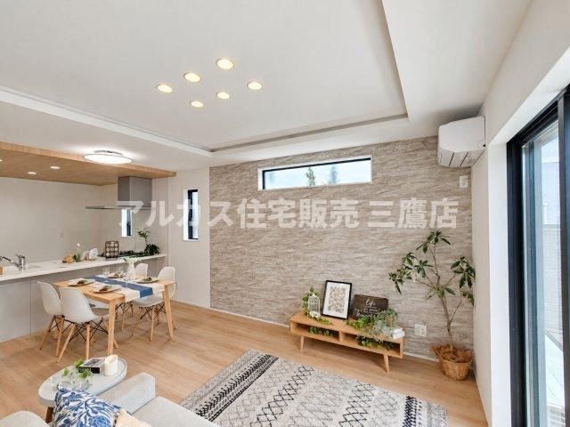 【内覧動画公開中！】三鷹市上連雀7丁目 中央線 三鷹駅 新築戸建の居間・リビング|アクセントクロスやおりあげ天井のデザインが目を引く明るいリビング。自然光を取り入れる横長のスリット窓が設置されています。※家具・調度品等は販売対象外です。