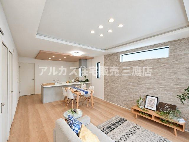 【内覧動画公開中！】三鷹市上連雀7丁目 中央線 三鷹駅 新築戸建の居間・リビング|キッチンから空間全体が見渡せる開放的なLDKレイアウト。折り上げ天井に配されたダウンライトがおしゃれなインテリアを演出します。※家具・調度品等は販売対象外です。