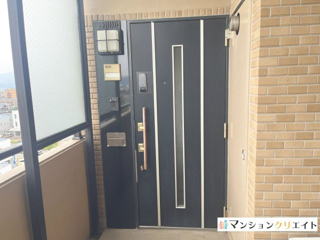 アパガーデンコート米松【電動シャッターガレージ付き】の玄関|外玄関です