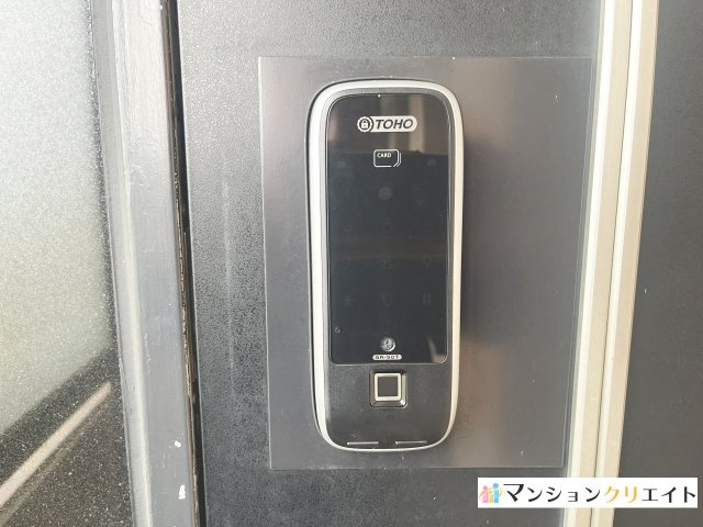 アパガーデンコート米松【電動シャッターガレージ付き】の防犯設備|玄関にはタッチキーが付いています