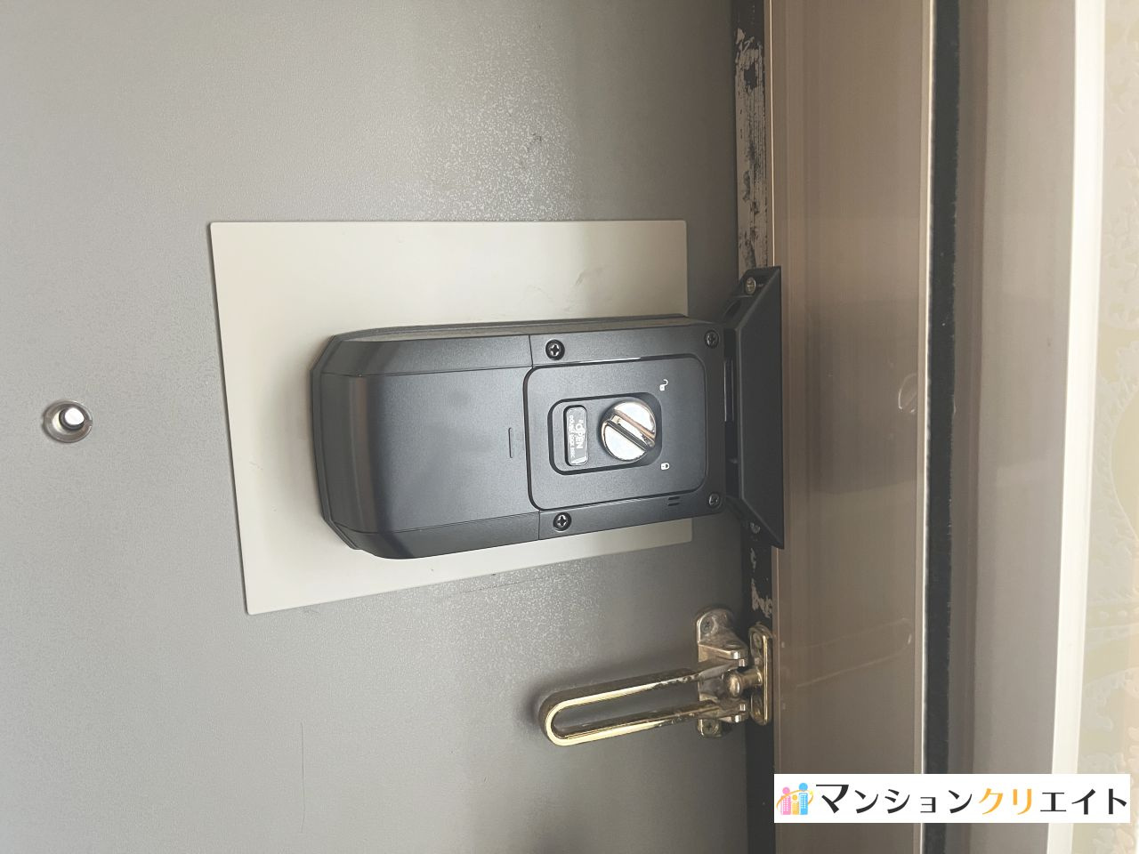 アパガーデンコート米松【電動シャッターガレージ付き】の防犯設備|玄関の内側の施錠はこのようになっております