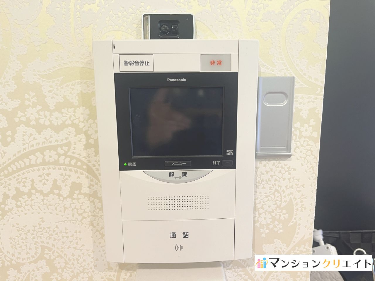 アパガーデンコート米松【電動シャッターガレージ付き】の防犯設備|リビングにあるモニター付きインターホン