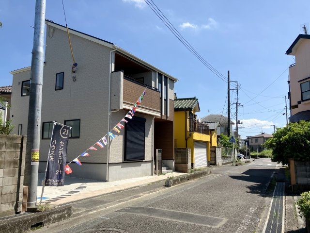坂戸市伊豆の山町7期　新築戸建の前面道路含む現地写真