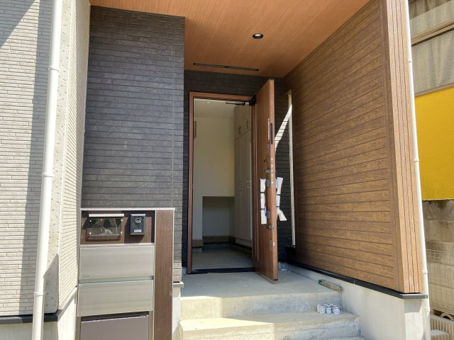 坂戸市伊豆の山町7期　新築戸建の玄関