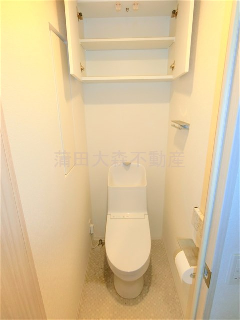 Gatehouse Otoriiのトイレ|吊戸棚と温水洗浄便座付きのトイレ