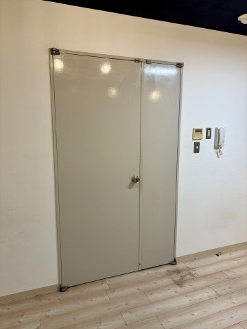 大阪市天王寺区大道１丁目の店舗事務所の玄関