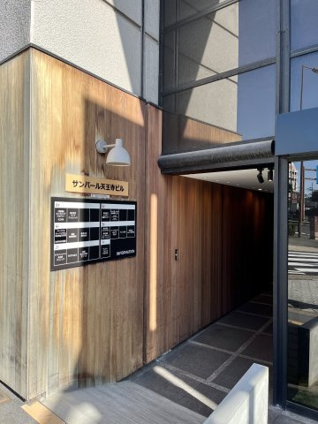 大阪市天王寺区大道１丁目の店舗事務所のエントランス