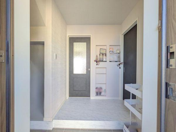 大字里　戸建ての玄関|シューズクロークのある玄関