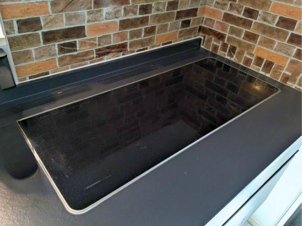 大字里　戸建てのキッチン|横並びで鍋が置ける「トリプルワイドIH」