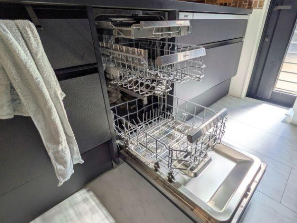 大字里　戸建てのキッチン|フロントオープンタイプの食器洗乾燥機