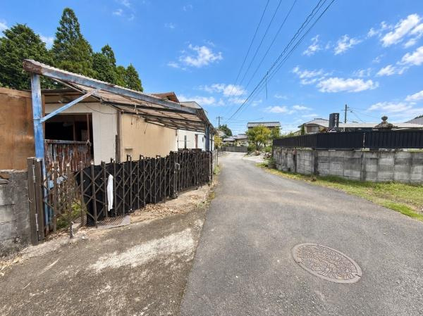 木上　土地の前面道路含む現地写真|周囲に高い建物が少なく空が広く感じられます。敷地周辺には住宅が点在し静かな環境です。