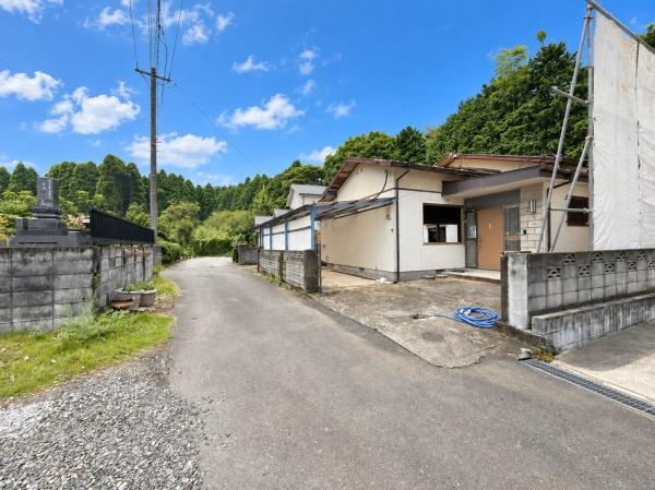 木上　土地の前面道路含む現地写真|前面道路は舗装されており車の出入りもスムーズに行えます。周辺には自然が多く緑豊かな環境が魅力的です。