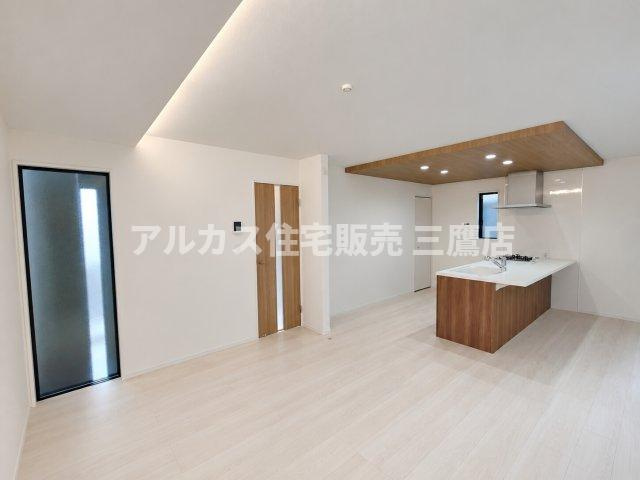 【内覧動画公開中！】三鷹市上連雀7丁目 中央線 三鷹駅 新築戸建の居間・リビング|壁面の間接照明が優しく室内を照らすリビングダイニング。生活動線に配慮された開放感のある間取りです。