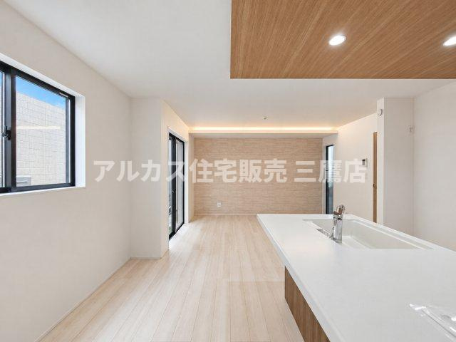 【内覧動画公開中！】三鷹市上連雀7丁目 中央線 三鷹駅 新築戸建の居間・リビング|キッチンからリビングダイニングを見渡せる明るい配置。家族とのコミュニケーションが弾みます。 