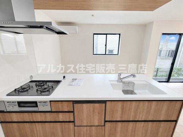 【内覧動画公開中！】三鷹市上連雀7丁目 中央線 三鷹駅 新築戸建のキッチン|食器洗い乾燥機や3口コンロを備えたシステムキッチン。作業スペースが広く調理がスムーズに行えます。