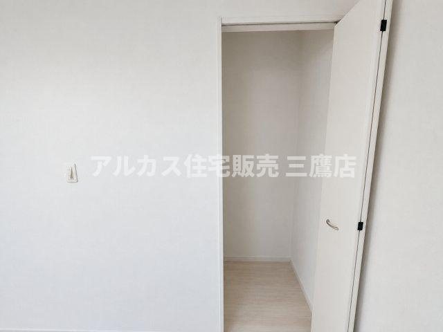 【内覧動画公開中！】三鷹市上連雀7丁目 中央線 三鷹駅 新築戸建の収納|キッチン背面に配されたパントリースペース。ストック品や生活用品をすっきり収納できます。 