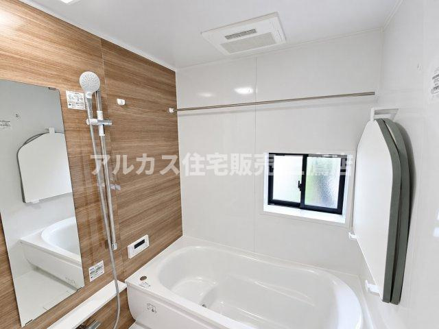 【内覧動画公開中！】三鷹市上連雀7丁目 中央線 三鷹駅 新築戸建の浴室|木目調パネルが温もりを演出するバスルーム。小窓が付いているため通気性・換気性にも優れています。
