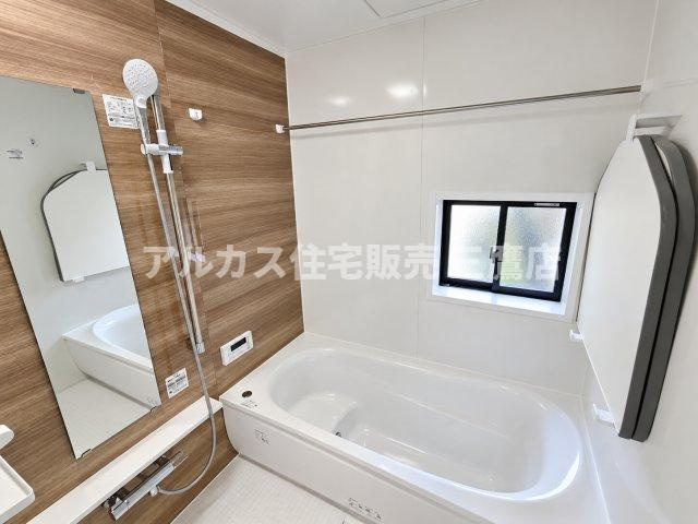 【内覧動画公開中！】三鷹市上連雀7丁目 中央線 三鷹駅 新築戸建の浴室|ゆったりと入浴を楽しめるユニットバス。木目調のアクセント壁が落ち着いた雰囲気を醸し出します。